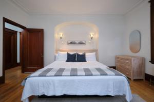 魁北克市维德尔酒店的一间卧室配有一张大床,提供黑白毯子