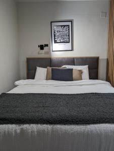 布尔泽策BratSki Apartman - 200m od gondole的卧室配有一张带白色床单和枕头的大床。