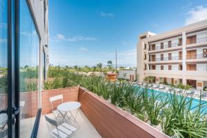 蓬塔卡纳Hotel Faranda Single 1 Punta Cana - Adults Only的从带游泳池的酒店阳台欣赏风景