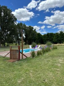 坦迪尔Guanumby Cabañas的一个带围栏的院子内的游泳池