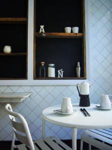 庞特维德拉蓬特韦德拉慢城旅馆的一张带两把椅子的白色桌子和茶壶