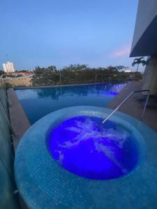 圣克鲁斯Apartamento en ubicación Estratégica的中间设有蓝色浴缸的游泳池
