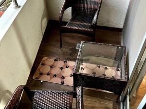圣克鲁斯Apartamento en ubicación Estratégica的楼梯旁的楼层设有两把椅子和一盒盒子