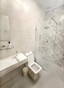 阿比让Appartement Palms Abidjan的白色的浴室设有卫生间和淋浴。