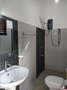 坦加拉All View Resort的一间带水槽和卫生间的浴室