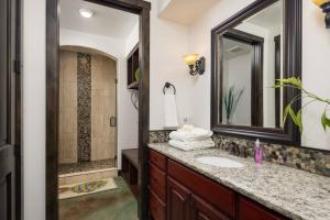 摩押Luxury Downtown Rental (Hot Tub/Pet Friendly) - La Dolce Vita Villas #10的一间带水槽和镜子的浴室