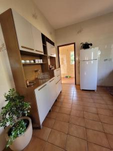 阿尤鲁奥卡Canto das Montanhas的带冰箱的厨房和瓷砖地板。