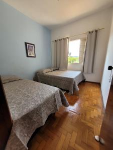 阿尤鲁奥卡Canto das Montanhas的一间卧室设有两张床和窗户。