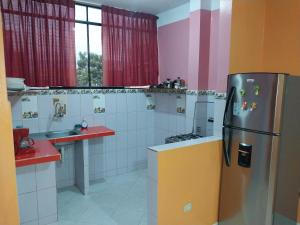 莫约班巴Depa - 204的一间厨房,里面配有不锈钢冰箱