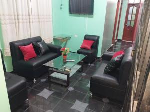 莫约班巴Depa - 204的客厅配有黑色椅子和玻璃桌