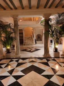 加的斯VG - Villa de Andas suites的大堂设有黑白格子地板
