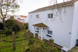 蓬塔德尔加达Casa da Abelheira的前面有栅栏的白色房子