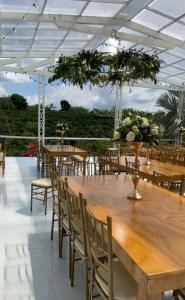 金巴亚Cabitat Cabañas的用餐室配有木桌、椅子和鲜花