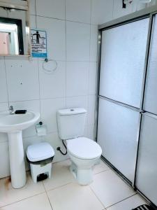阿雷格里港Man's Place Hostel Masculino的浴室配有卫生间、盥洗盆和淋浴。
