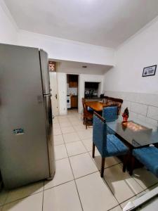 阿雷格里港Man's Place Hostel Masculino的厨房以及带不锈钢冰箱的用餐室。