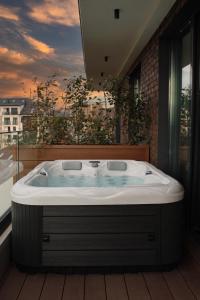 兹拉蒂博尔21st Century Zlatibor Residence, Spa & Wellness by Adora的窗户客房内的大浴缸