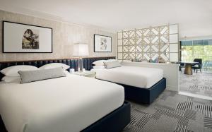 洛杉矶Le Parc at Melrose的酒店客房配有两张床和一张书桌