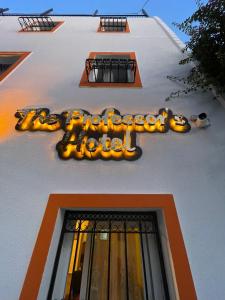 博德鲁姆The Professor's Hotel的建筑一侧的酒店标志