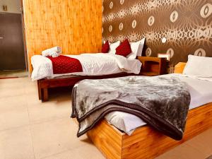 马拉里WooibHotels The Daulat Manali的一间酒店客房,房间内设有两张床