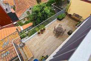 加亚新城Estrela de Gaia Apartments的享有带桌子和植物的阳台的顶部景色