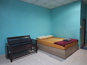 涛岛Phonsomboon Guesthouse的蓝色的房间,配有床和长凳