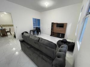 卡拉瓜塔图巴Casa nova e móveis novos的带沙发和电视的客厅