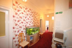 尚克林The Curraghmore的客厅,墙上有鱼缸