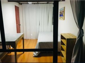 马尼萨莱斯Alojamiento Cuarto Espiral的一间卧室配有一张床、一张书桌和一个窗户。