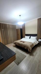 爱尔巴桑Vila Bakri Couple Room的一间卧室配有一张床和一张桌子