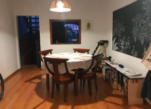 马尼萨莱斯Alojamiento Cuarto Espiral的一间带桌子和椅子的用餐室