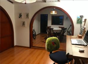 马尼萨莱斯Alojamiento Cuarto Espiral的配有桌子和椅子及笔记本电脑的房间