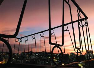 马尼萨莱斯Alojamiento Cuarto Espiral的日落时分享有城市天际线的景致