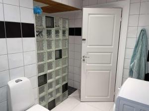 奥斯陆Rom midt i Oslo sentrum- gå avstand til det meste的一间带卫生间和白色门的浴室
