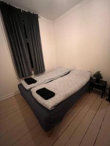 奥斯陆Rom midt i Oslo sentrum- gå avstand til det meste的一间卧室配有一张带两个枕头的床