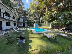 卡维塔Hotel Azul Coral的一个带椅子的庭院和一个游泳池