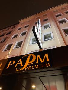 杜塞尔多夫Palm Premium Hotel & Apartments的建筑上一个Pvdarma程序的标志