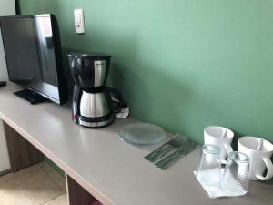 佩尼亚Savanna Suites - Beto Carrero的咖啡壶和杯子的柜台