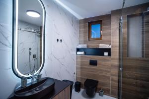 帕莱Apartman G1的一间带水槽和玻璃淋浴的浴室