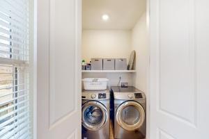 纳什维尔Oakley Hollow的小型洗衣房配有洗衣机和烘干机