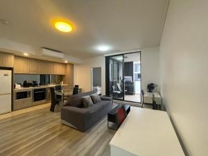 RiverwoodEntire 2 bedrooms Security Apartment的带沙发和桌子的客厅以及厨房。