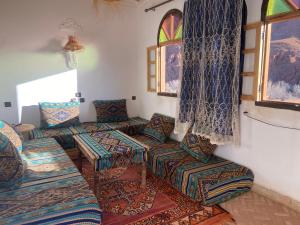 TamellaltTafsut dades guesthouse stay with locals的带沙发和窗户的客厅