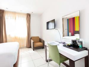 阿克拉阿克拉机场宜必思尚品酒店的酒店客房配有书桌和床。