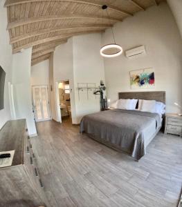 英吉利港The Moxy的一间卧室设有一张大床和木制天花板