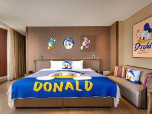 上海上海客莱福诺富特酒店 （原：上海康桥诺富特酒店）的卧室,床上有可停的标志