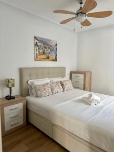 格兰阿利坎特Sonido del Mar的一间卧室配有一张带吊扇的床