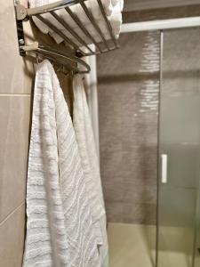 格兰阿利坎特Sonido del Mar的带淋浴帘和毛巾的浴室