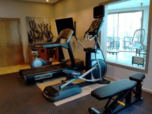 达赫拉Dakhla South Bay的健身房设有跑步机、两把椅子和窗户