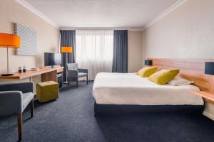 瓦朗斯Best Western Hotel Atrium Valence的配有一张床和一张书桌的酒店客房
