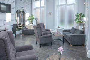 哈特尔普尔贝斯特韦斯特大酒店的带沙发和椅子的客厅以及电视