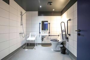 利物浦Ropewalks Hotel - BW Premier Collection的一间带卫生间和水槽的浴室